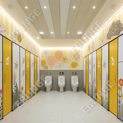 Moderno bagno pubblico con porte a cerniera e facile installazione