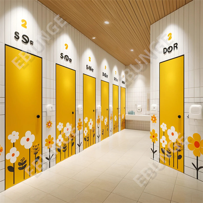 Moderno bagno pubblico con porte a cerniera e facile installazione