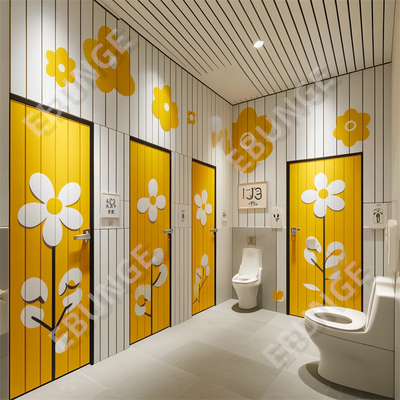Moderno bagno pubblico con porte a cerniera e facile installazione