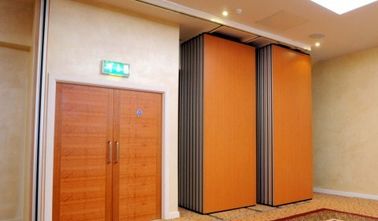 Muri divisori pieganti acustici mobili dell'hotel che fanno scorrere le porte di legno