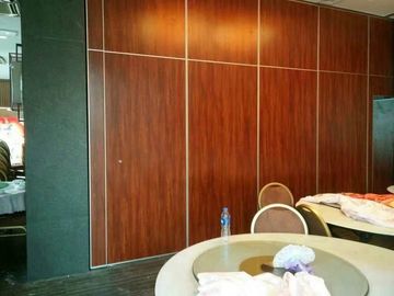 Pulisca i muri divisori flessibili acustici di cuoio dell'ufficio/i portelli scorrevoli con una spugna pieganti struttura di alluminio