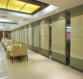 Muri divisori pieganti mobili di rivestimento del tessuto del bordo del MDF del fono assorbente commerciali per il ristorante