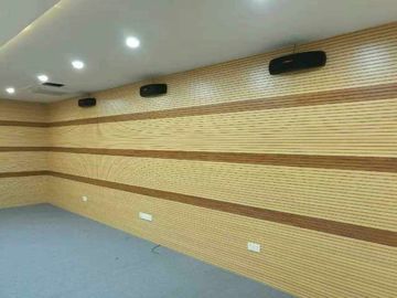 Pannello acustico scanalato di legno materiale decorativo di interior design per la funzione Corridoio
