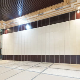 Muri divisori mobili pieganti scorrevoli operabili della porta di legno degli interni per la sala riunioni di Corridoio di banchetto
