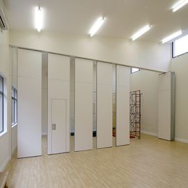 La progettazione di alluminio del salone illustra in dettaglio il muro divisorio mobile delle porte dei materiali