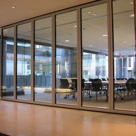 Muri divisori scorrevoli di vetro mobili dividere le stanze per l'ufficio