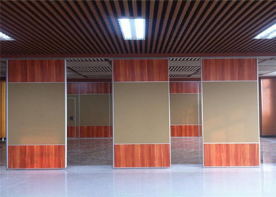 Controllo funzionale della parete operabile dell'aula per la divisione della stanza del corridoio di eventi della scuola