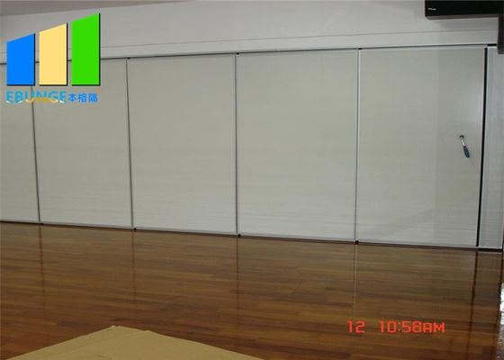 Muri divisori acustici di legno laminati bianchi della porta piegante dell'aula della Malesia