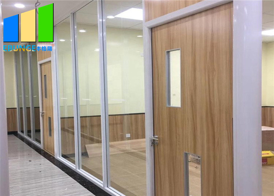 Il doppio vetro della divisione insonorizzata smontabile dell'ufficio ha riparato i muri divisori con la struttura di alluminio