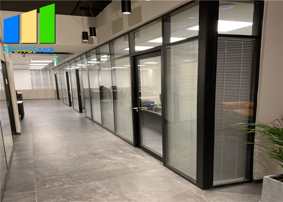 Divisorio fisso per ufficio con doppia struttura in vetro temperato in alluminio per centro congressi