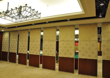 Il picchettamento della stanza di legno dell'anello ceramico divide la porta di piegatura per i centri espositivi