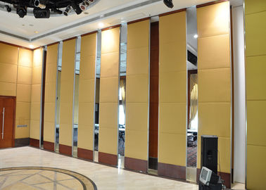Auditorium che fa scorrere le pareti mobili pieganti delle divisioni per la galleria di arte